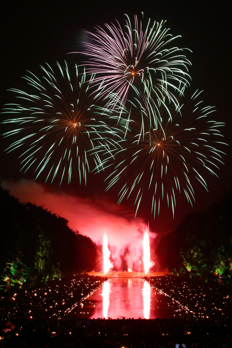 烟花汇演|2018年,多彩,夜晚,天空,庆祝,彩色,户外,新年,明亮,树木,水,火花,灯光,烟火,烟花,爆炸,美丽,聚会,节日,除夕,黑暗-海量高质量免版权图片素材-设计师素材-摄影图片-mitapix-美塔图像