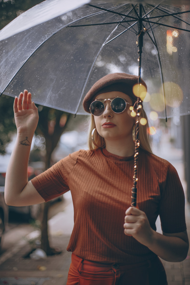 选择聚焦摄影的女人拿着伞Selective Focus Photography of Woman Holding Umbrella|4 k壁纸,伞,在户外,城市,太阳镜,女人,安卓壁纸,布朗,成人,散景,旅行,时尚,时装模特,有选择性的重点,模型,模糊的背景,温暖的光,眼镜,穿,美,美丽的,肖像,节日,街,音乐,音乐家-海量高质量免版权图片素材-设计师素材-摄影图片-mitapix-美塔图像