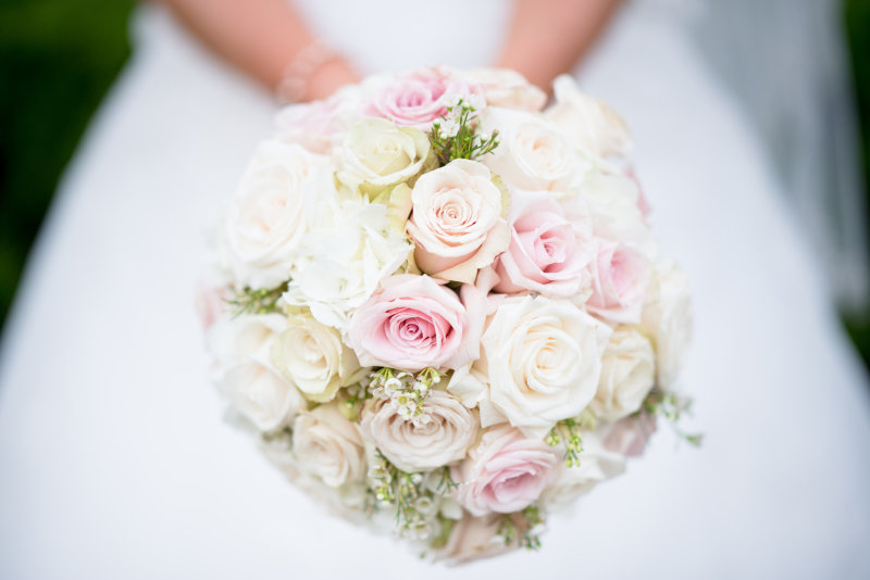 特写照片的人持有束鲜花Close-Up Photo of Person Holding Bouquet of Flowers|4 k壁纸,仪式,叶子,婚姻,婚礼,布鲁姆,开花,持有,新娘,新娘花束,景深,植物,植物区系,模糊,焦点,特写镜头,玫瑰,白色的花朵,盛开的,粉红色的花朵,精致的,美丽的,花,花壁纸,花束,花瓣,高清壁纸-海量高质量免版权图片素材-设计师素材-摄影图片-mitapix-美塔图像