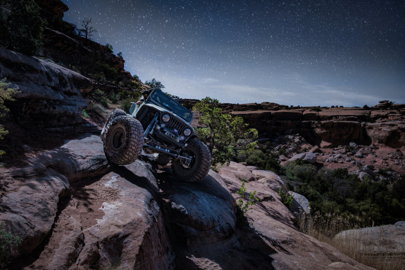 灰色吉普车牧马人|4x4,公园,吉普车,地质,天空,山,岩石,户外,探险,旅行,日光,景观,沙漠,石头,自然,风景-海量高质量免版权图片素材-设计师素材-摄影图片-mitapix-美塔图像