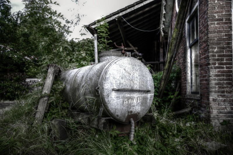 废弃古建筑|乡村的,古董的,垃圾的,复古的,外部的,左边的,平房的,废弃的,建筑的,户外的,房子的,旧的,木头的,木材的,树的,水箱的,环境的,生锈的,破旧的,空荡荡的,绿色的,草地的-海量高质量免版权图片素材-设计师素材-摄影图片-mitapix-美塔图像