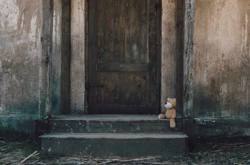 棕色的泰迪熊木门附近Brown Teddy Bear Near Wooden Door|abandoned,Architecture,Building,cuddly toy,Daylight,decay,Dirty,door,doorway,entrance,exterior,Outdoor,outdoors,plush toy,rustic,step,teddy bear,Toy,wood,wooden,wooden door,仿古,体系结构,入口,可爱的玩具,夏时制,外墙,建筑,户外,木,木材,木门,朽烂,步,毛绒玩具,泰迪熊,玩具,脏,被遗弃,门,门口-海量高质量免版权图片素材-设计师素材-摄影图片-mitapix-美塔图像