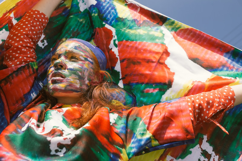 面漆提高她手里拿着纺织品的女人Woman With Face Paint Raising Her Hands Holding Textile|abstract,art,bright,Celebration,closeup,color,colorful,colourful,culture,Decoration,Design,face paint,festival,fun,handmade,motley,paint,pattern,texture,Traditional,wear,乐趣,传统的,多彩,庆祝活动,手工制作,抽象,文化,明亮,杂色,模式,油漆,特写,穿,纹理,艺术,艺术节,装修,设计,面漆,颜色-海量高质量免版权图片素材-设计师素材-摄影图片-mitapix-美塔图像