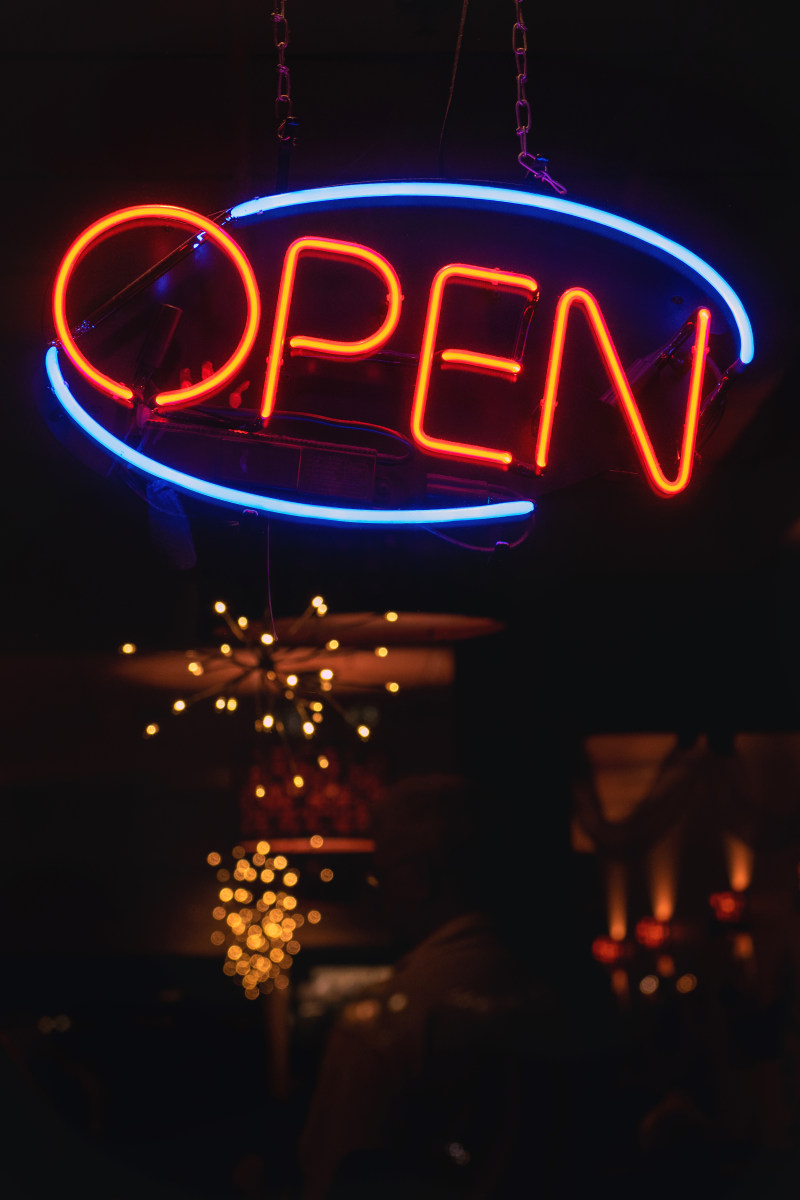 椭圆形的蓝色和橙色霓虹灯招牌兴奋的打开Oval Blue and Orange Open Neon Signage Turned-on|光,发光,圣诞节,庆祝活动,开放,摘要,方,明亮的,晚上,标志,模糊,火焰,照亮,设计,运动,霓虹灯,非真实的,音乐,颜色,黑暗-海量高质量免版权图片素材-设计师素材-摄影图片-mitapix-美塔图像