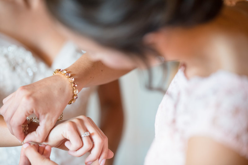 女人把手镯和另一个女人Woman Tying Bracelet to Another Woman|人,准备,在室内,女人,女性,婚礼,宝石,家庭,年轻的,幸福,庆祝活动,成人,手镯,放松,新娘,时尚,模糊,浪漫,焦点,爱,珠宝,白色的裙子,皮肤,穿,订婚,配件-海量高质量免版权图片素材-设计师素材-摄影图片-mitapix-美塔图像