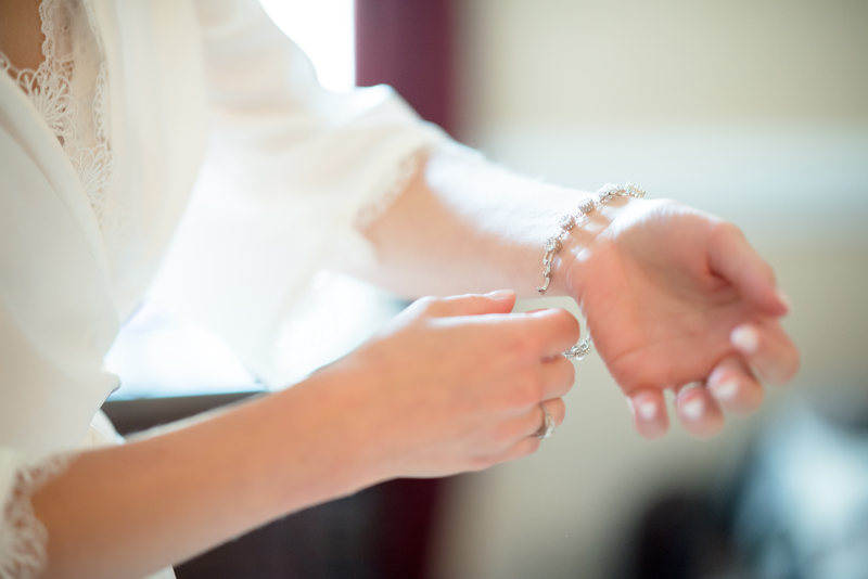 女人穿着她的手镯的照片Photo of Woman Wearing Her Bracelet|奢侈品,女,女人,手,手镯,昂贵的,景深,模糊,焦点,特写镜头,珠宝,穿,附件-海量高质量免版权图片素材-设计师素材-摄影图片-mitapix-美塔图像