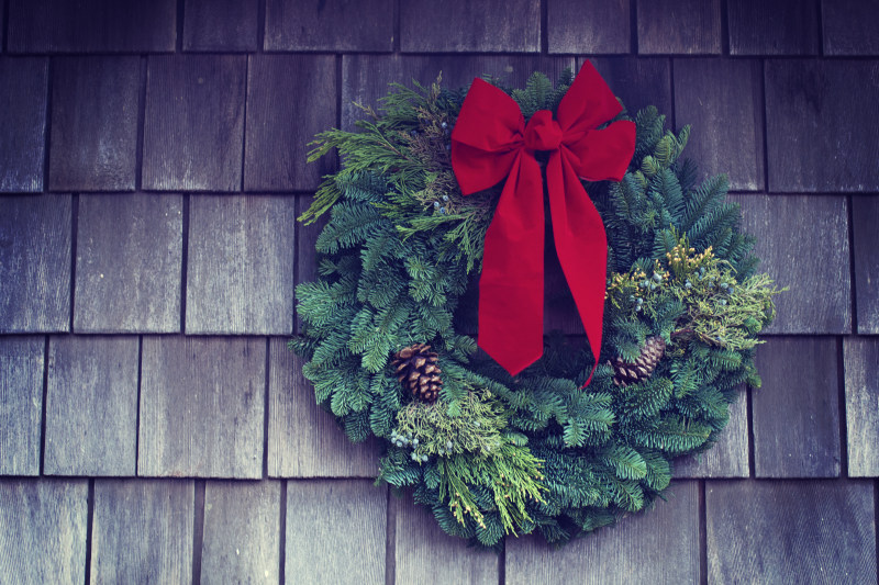 绿色和红色圣诞花环Green and Red Christmas Wreath|丝带,乡村,假期,入口,古董,叶子,圣诞节,圣诞装饰,墙,复古的,季节,家庭,户外,挂,木,松,橡子,点缀,相框,粗糙的,红色的,纹理,背景,表面,装饰,设计,针,颜色-海量高质量免版权图片素材-设计师素材-摄影图片-mitapix-美塔图像