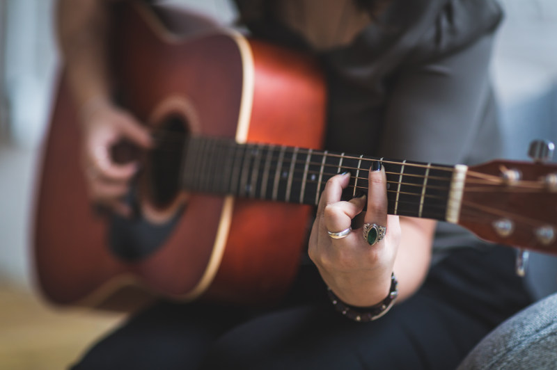 女人玩布朗原声吉他Woman Playing Brown Acoustic Guitar|acoustic,acoustic guitar,adult,Blur,bowed stringed instrument,closeup,concert,fingers,Focus,guitar,guitarist,indoors,instrument,Music,musical instrument,musician,performance,person,play,playing,ring,royalty free images,string instrument,stringed instrument,woman,乐器,人,原声吉他,发挥,吉他,吉他手,在室内,声,女人,弓弦乐器,弦乐器,性能,成人,戒指,手指,模糊,焦点,版税免费图像,特写,玩,音乐,音乐会,音乐家-海量高质量免版权图片素材-设计师素材-摄影图片-mitapix-美塔图像