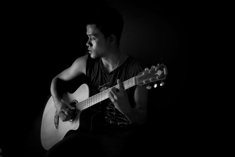 单色摄影的人弹吉他Monochrome Photography of Man Playing Guitar-acoustic guitar,adult,blackandwhite,boy,dark,guitar,guitarist,guy,instrument,male,Man,monochrome,Music,musician,performance,stringed instrument,乐器,单色,原声吉他,吉他,吉他手,家伙,弦乐器,性能,成人,男人,男孩,男性,音乐,音乐家,黑暗,黑白-海量高质量免版权图片素材-设计师素材-摄影图片-mitapix-美塔图像