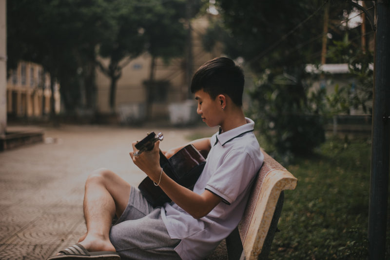 男孩弹吉他的照片Photo of Boy Playing Guitar|acoustic guitar,bench,Blur,boy,depth of field,facial expression,Focus,guitar,guitarist,leisure,musical instrument,musician,outdoors,Park,person,seat,side view,SIT,sitting,string instrument,wear,乐器,人,休闲,侧视图,公园,原声吉他,吉他,吉他手,坐,座位,弦乐器,户外,景深,模糊,焦点,男孩,穿,长凳,面部表情,音乐家-海量高质量免版权图片素材-设计师素材-摄影图片-mitapix-美塔图像