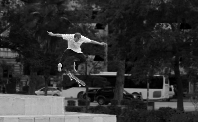 在白天Man in White Shirt and Black Pants Playing Skateboard Near Green Tree during Daytime|Action,adult,athlete,boy,City,experience,jump,Man,motion,Park,recreation,skate,skateboard,skateboarder,skill,sports equipment,Street,wear,公园,城市,娱乐,成人,技能,滑板,男人,男孩,白色衬衫和黑色裤子在绿树附近玩滑板的人穿,经验,行动,街道,跳跃,运动,运动员,运动器材-海量高质量免版权图片素材-设计师素材-摄影图片-mitapix-美塔图像