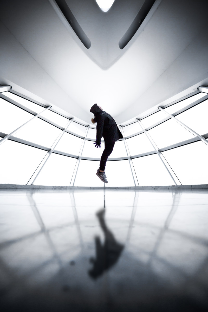 灰度漂浮的人的照片Grayscale Photo of Levitating Person|业务,人,光,反射,在室内,地铁系统,城市,女人,建筑,影子,悬浮,成人,房间,模糊,漂浮,灰度,现代,玻璃,窗口,行动,轮廓,运动-海量高质量免版权图片素材-设计师素材-摄影图片-mitapix-美塔图像