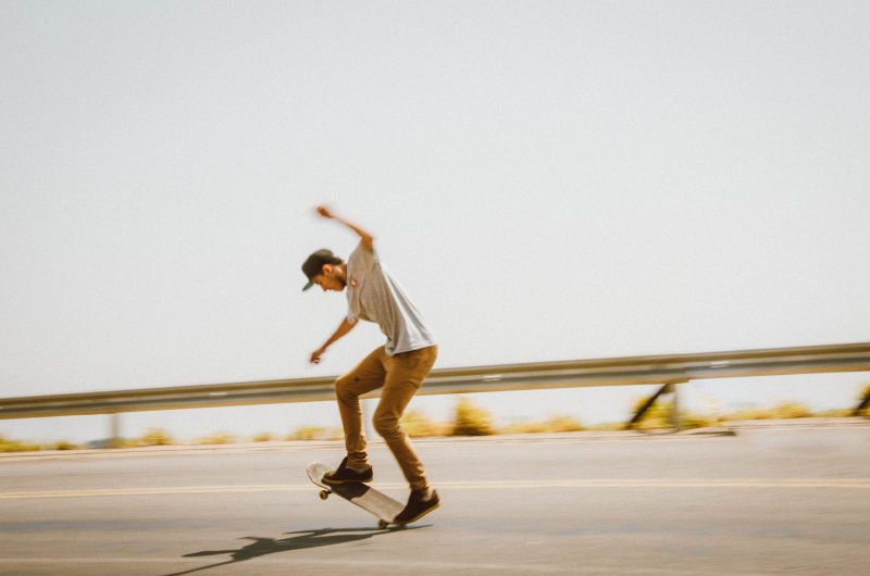 男人在滑板上做技巧Man Doing Tricks on the Skateboard|Action,asphalt,balancing,Blur,clear sky,Focus,fun,leisure,Man,motion,outdoors,person,recreation,road,skate,skateboard,skateboarding,skater,skating,skill,Sky,Sport,style,stylish,tarmac,wear,乐趣,人,休闲,停机坪上,天空,娱乐,平衡,户外,技能,时尚,晴朗的天空,模糊,沥青,溜冰者,滑冰,滑板,焦点,男人,穿,行动,路,运动,风格-海量高质量免版权图片素材-设计师素材-摄影图片-mitapix-美塔图像