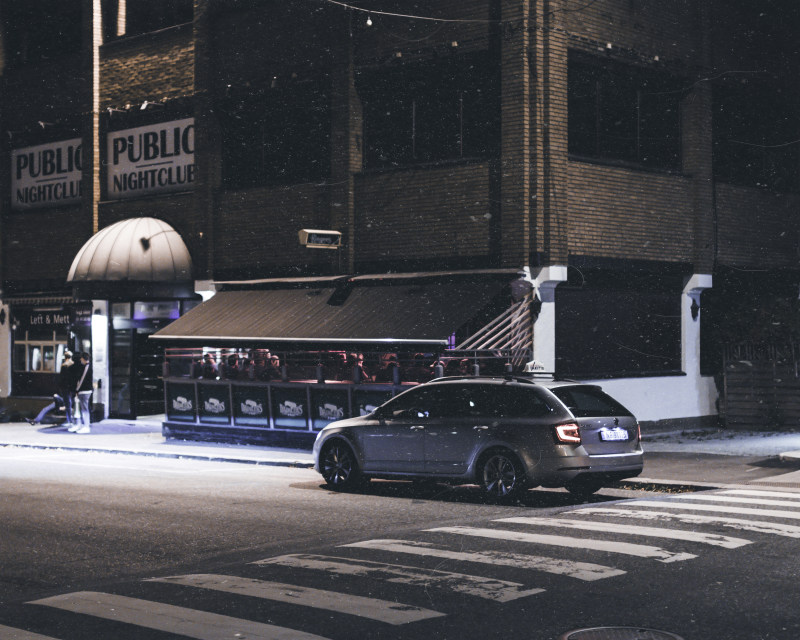 夜间停在路上的灰色旅行车|下雪,交通系统,人行横道,人行道,公共,商店,城市,夜晚,户外,斑马线,旅行,标志,汽车,灯光,行动,街道,车辆,道路,雪,驾驶-海量高质量免版权图片素材-设计师素材-摄影图片-mitapix-美塔图像