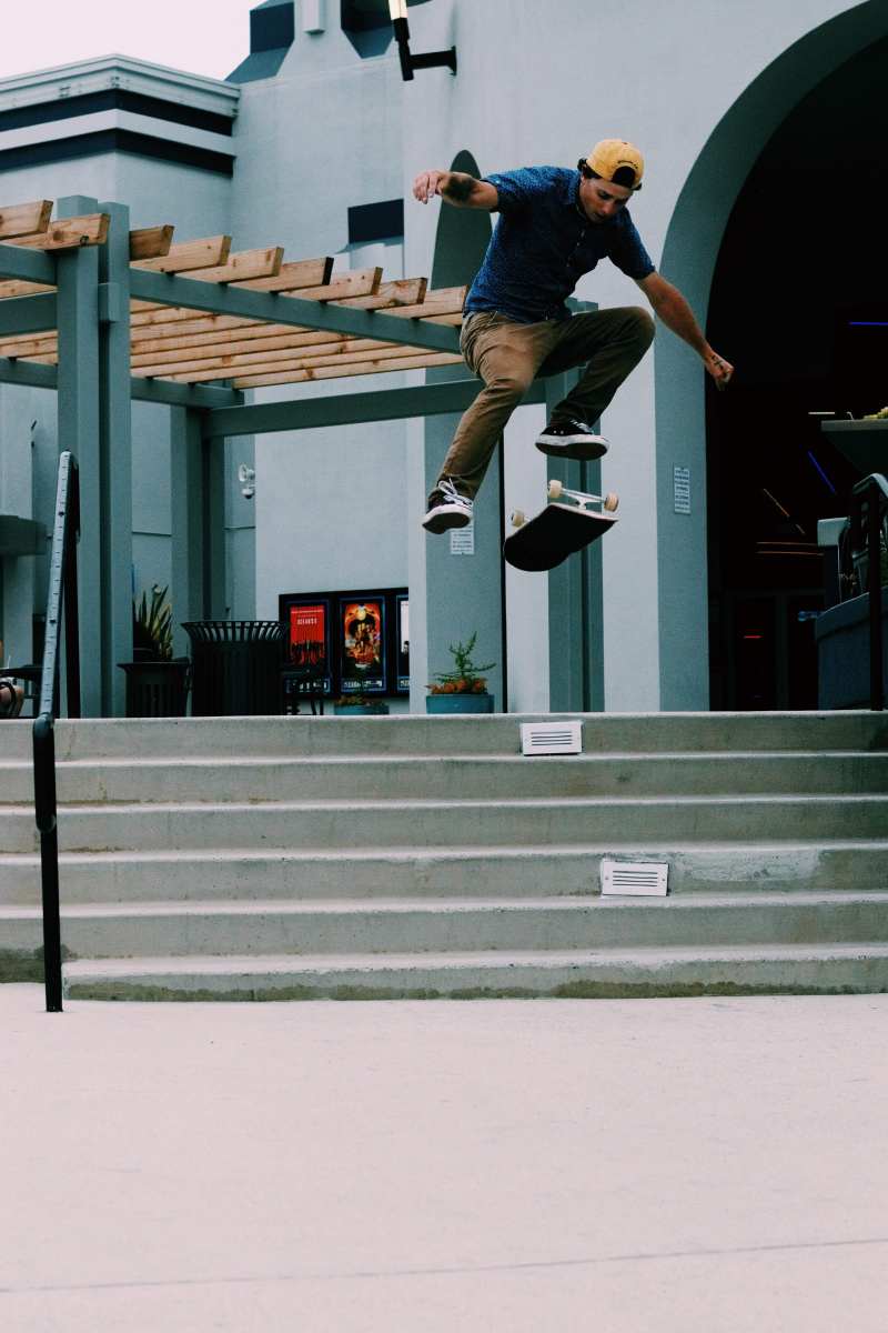 男子跳过空气翻转滑板Man Jumping on Air over Flipped Skateboard|Action,balance,Building,cap,Daylight,handrail,jump,Man,outdoors,person,skateboard,skateboarder,skateboarding,skater,skill,Sport,steps,Urban,wear,Youth,人,城市,帽,平衡,建筑,户外,扶手,技能,日光,步骤,溜冰者,滑板,男人,穿,行动,跳,运动,青年-海量高质量免版权图片素材-设计师素材-摄影图片-mitapix-美塔图像