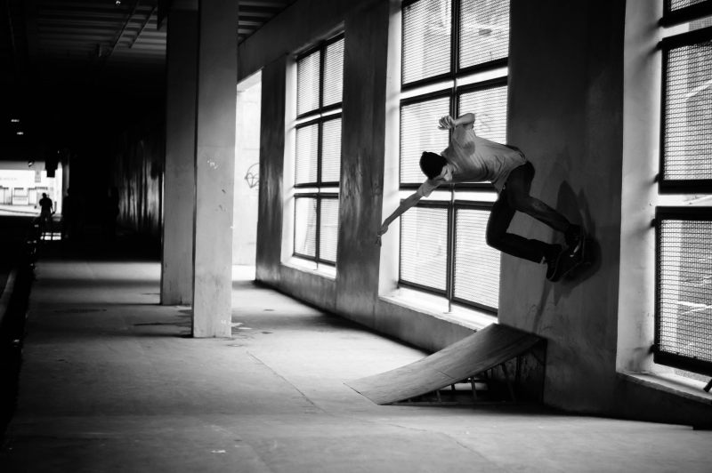 单色摄影的人做墙壁运行附近坡道Monochrome Photography of Man Doing Wall Run Near Ramp|Action,blackandwhite,concrete wall,effort,energy,extreme sports,gesture,grayscale,guy,jump,leap,male,Man,Modern,monochrome,motion,outdoors,pants,person,photoshoot,pose,ramp,shirt,Shoes,skate,skateboard,skateboarder,skateboarding,skater,skating,skill,thrill,tricks,Urban,wear,人,努力,单色,城市,姿势,家伙,户外,手势,技巧,斜,极限运动,混凝土墙,滑冰,滑板,滑板运动,激情,灰度,照片拍摄,现代,男人,男性,穿,能量,行动,衬衫,裤子,议案,跳跃,鞋,飞跃,黑白-海量高质量免版权图片素材-设计师素材-摄影图片-mitapix-美塔图像