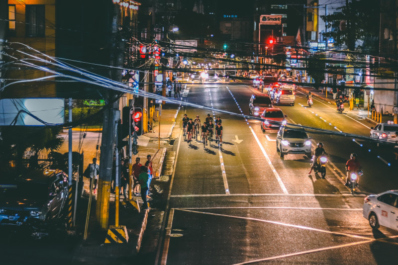 人们在夜间骑自行车道路People Cycling on Road during Nighttime|业务,交通,交通系统,人,俯拍,在户外,城市,城市景观,城市的灯光,夜生活,市中心,建筑,旅行,晚上,模糊,汽车,照亮,现代,行动,街,路,车辆,运动,骑自行车的人-海量高质量免版权图片素材-设计师素材-摄影图片-mitapix-美塔图像