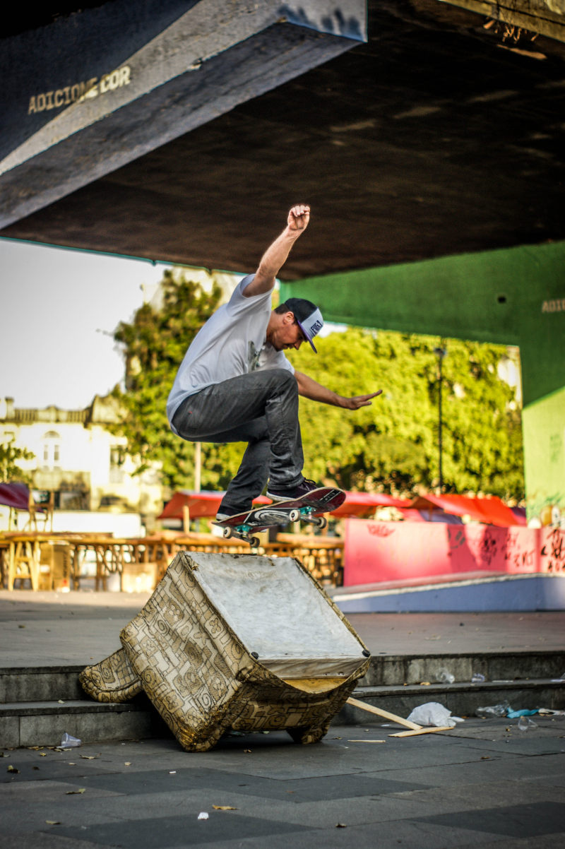 男子滑板照片Photo of Man Skateboarding|Action,cap,effort,energy,extreme sports,gesture,guy,jump,leap,leisure,male,Man,motion,outdoors,pants,Park,person,shirt,Shoes,skate,skateboard,skateboarder,skateboarding,skater,skating,skill,thrill,tricks,Urban,wear,人,休闲,公园,努力,城市,家伙,帽子,户外,手势,技巧,极限运动,滑冰,滑板,激情,男子,男性,穿,能量,行动,衬衫,裤子,跳跃,运动,鞋子,飞跃-海量高质量免版权图片素材-设计师素材-摄影图片-mitapix-美塔图像