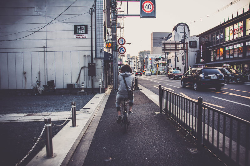 主动建筑自行车|交通,人,人行道,商业,城市,建筑,建筑物,户外,方向,旅行,日光,汽车,活动,自行车,自行车手,街道,车轮,车辆,运输系统,道路,锻炼,阳光,骑-海量高质量免版权图片素材-设计师素材-摄影图片-mitapix-美塔图像