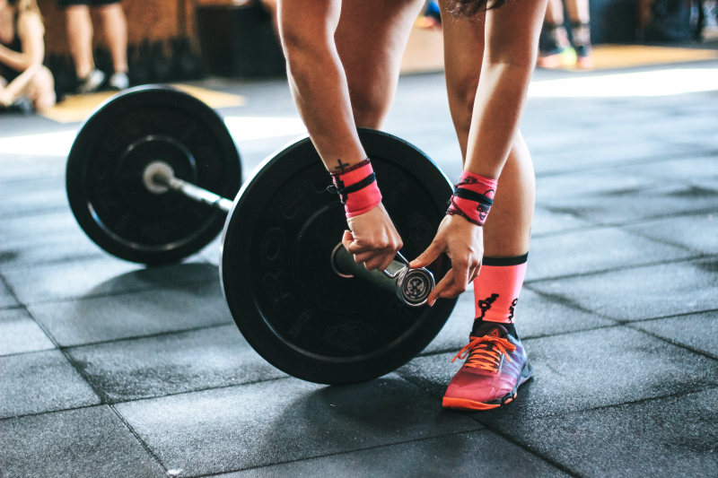 持有黑色杠铃的人Person Holding Black Barbell|active,athlete,barbell,bodybuilder,bodybuilding,exercise,exercise equipment,fitness,gym,heavy,indoors,legs,Man,muscles,People,Shoes,Sport,strength,training,wear,weight,weightlifting,weights,workout,举重,人,健美,健美运动员,健身,健身器材,健身房,力量,在室内,培训,杠铃,沉重,活跃,男人,磨损,肌肉,腿,运动,运动员,重量,锻炼,鞋-海量高质量免版权图片素材-设计师素材-摄影图片-mitapix-美塔图像