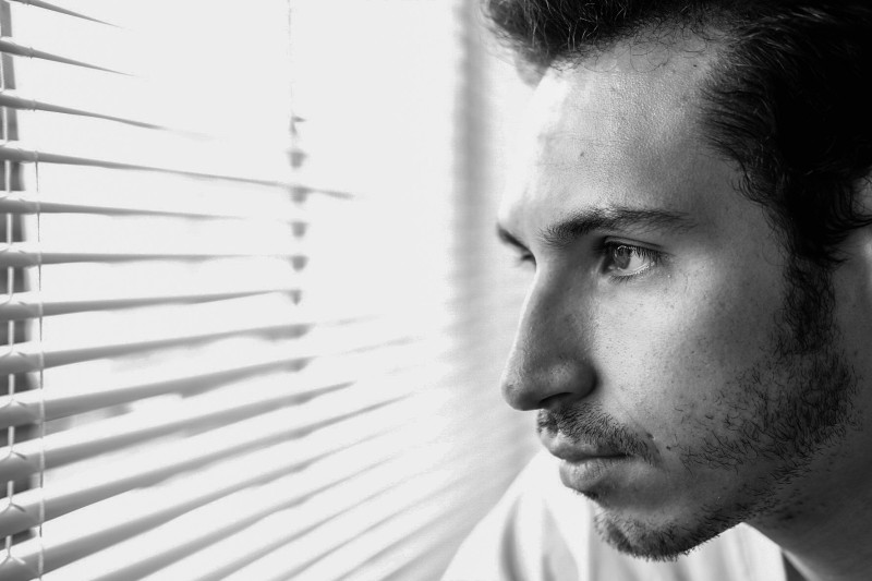 人透过窗户Man Looking Through Window|actor,adult,black-and-white,Business,Close-up,emotion,facial expression,facial hair,Fashion,Light,looking,Man,model,Music,person,Portrait,profile,serious,side view,studio,window,window blinds,业务,严重,之一,人,侧视图,光,工作室,情感,成人,时尚,查找,模型,演员,特写,百叶窗,窗口,肖像,配置文件,面部毛发,面部表情,音乐,黑白-海量高质量免版权图片素材-设计师素材-摄影图片-mitapix-美塔图像