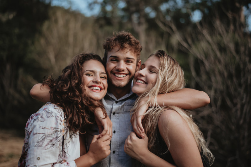 人物照片微笑Photo of People Smiling|adorable,affection,blond,blonde,Blur,bokeh,brunette,curly hair,Cute,depth of field,facial expression,female,Focus,friends,friendship,fun,Happy,hug,hugging,Man,models,People,photoshoot,Smile,smiling,together,togetherness,women,一起,乐趣,人,卷发,友谊,可爱,女,女性,微笑,快乐,感情,拥抱,散景,景深,朋友,模型,模糊,焦点,照片拍摄,男人,统一性,金发,面部表情,黑发-海量高质量免版权图片素材-设计师素材-摄影图片-mitapix-美塔图像