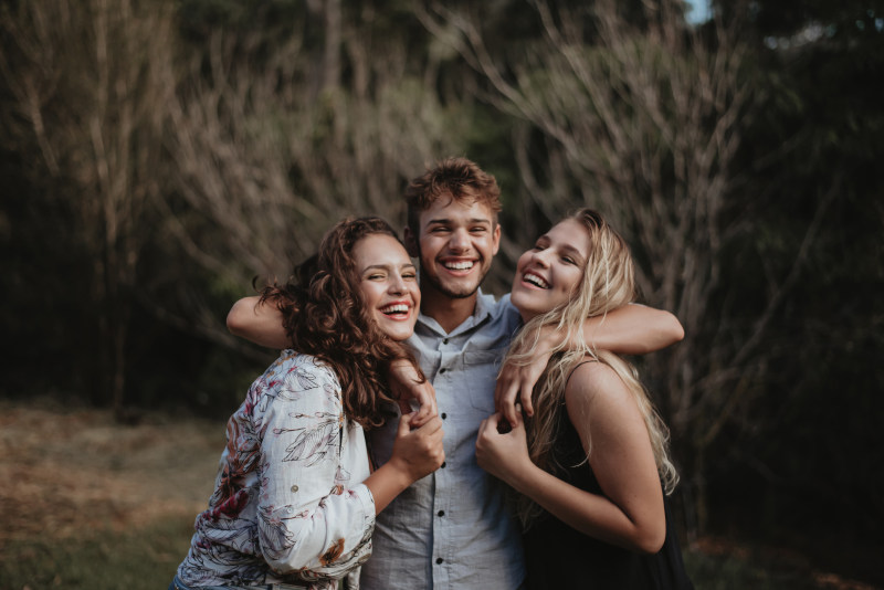 两个女人之间的男人微笑Man Between Two Women Smiling|adorable,affection,blond,blonde,Blur,brunette,curly hair,Cute,depth of field,facial expression,female,Focus,friends,friendship,fun,Happy,hug,hugging,Man,models,People,photoshoot,Smile,smiling,together,togetherness,women,一起,乐趣,人,卷发,友谊,可爱,女,女性,微笑,快乐,感情,拍摄图片,拥抱,景深,朋友,模型,模糊,焦点,男人,统一性,金发,面部表情,黑发-海量高质量免版权图片素材-设计师素材-摄影图片-mitapix-美塔图像