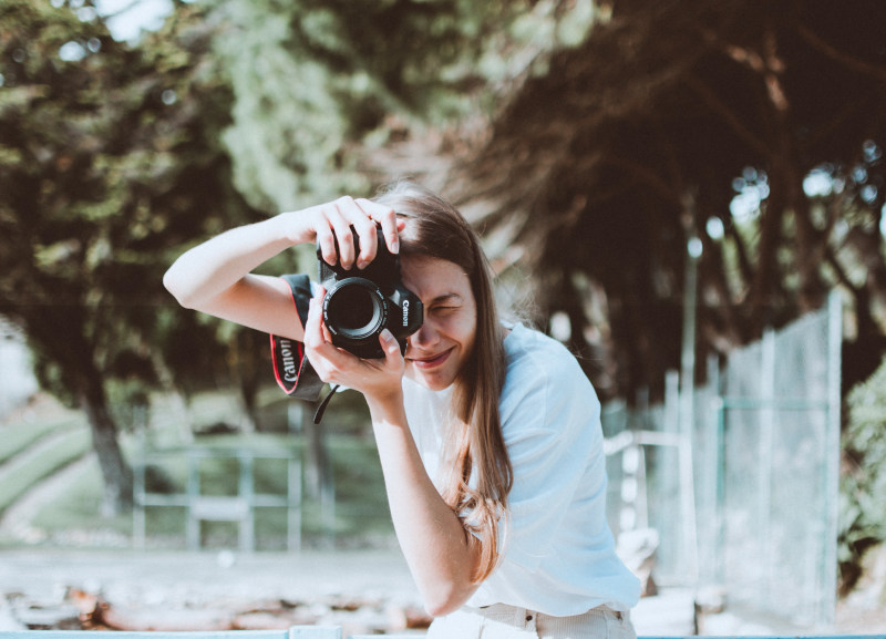 照片的女人拍照Photo of Woman Taking Picture|adorable,attractive,Beautiful,beauty,Blur,bokeh,Camera,canon,capture,Cute,depth of field,facial expression,female,Focus,fun,girl,happiness,Happy,holding,leisure,outdoors,person,photographer,pretty,Smile,smiling,taking picture,woman,举行,乐趣,人,休闲,佳能,可爱,女人,女孩,女性,幸福,微笑,快乐,户外,拍照,捕获,摄影师,散景,景深,有吸引力,模糊,漂亮,焦点,相机,美丽,美容,面部表情-海量高质量免版权图片素材-设计师素材-摄影图片-mitapix-美塔图像