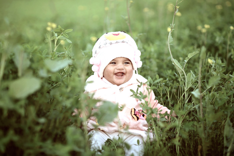 孩子穿一点点上限绿地Toddler Wearing Whit Cap on Green Field|享受,休闲,作物,公园,可爱的,叶,在户外,场,夏天,女孩,婴儿,孩子,小,年轻的,微笑,快乐,摄影,早上好,时刻,是清白的,有趣的,模糊,特殊的,种秣草地,美丽的,肖像,花,草,蹒跚学步的,面部表情-海量高质量免版权图片素材-设计师素材-摄影图片-mitapix-美塔图像