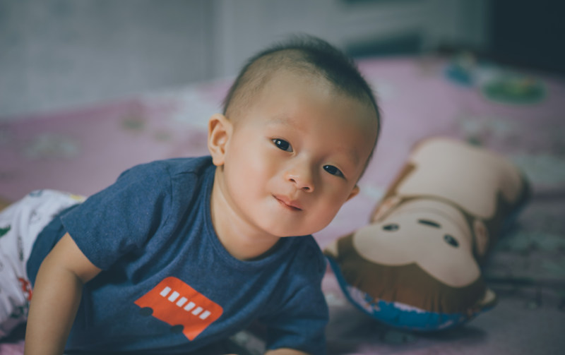 特写摄影支撑附近的婴儿躺在床上的枕头Close-Up Photography of Baby Lying on the Bed Near Bolster Pillow|人,可爱的,在室内,婴儿,婴儿期,孩子,床上,微笑,是清白的,景深,枕头,模糊,焦点,特写镜头,男孩,的脸,看,肖像,蹒跚学步的,面部表情-海量高质量免版权图片素材-设计师素材-摄影图片-mitapix-美塔图像