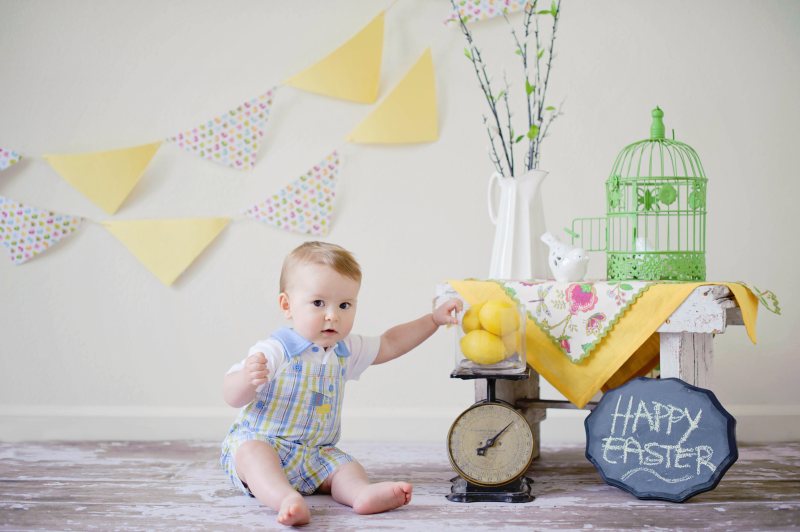 宝宝坐在地板表面附近的桌子和白墙Baby Sitting on Floor Surface Near Table and White Wall|adorable,baby,boy,Child,innocence,Kid,person,playing,son,toddler,Young,人,儿子,可爱的,天真,婴儿,孩子,年轻,播放,男孩,蹒跚学步-海量高质量免版权图片素材-设计师素材-摄影图片-mitapix-美塔图像