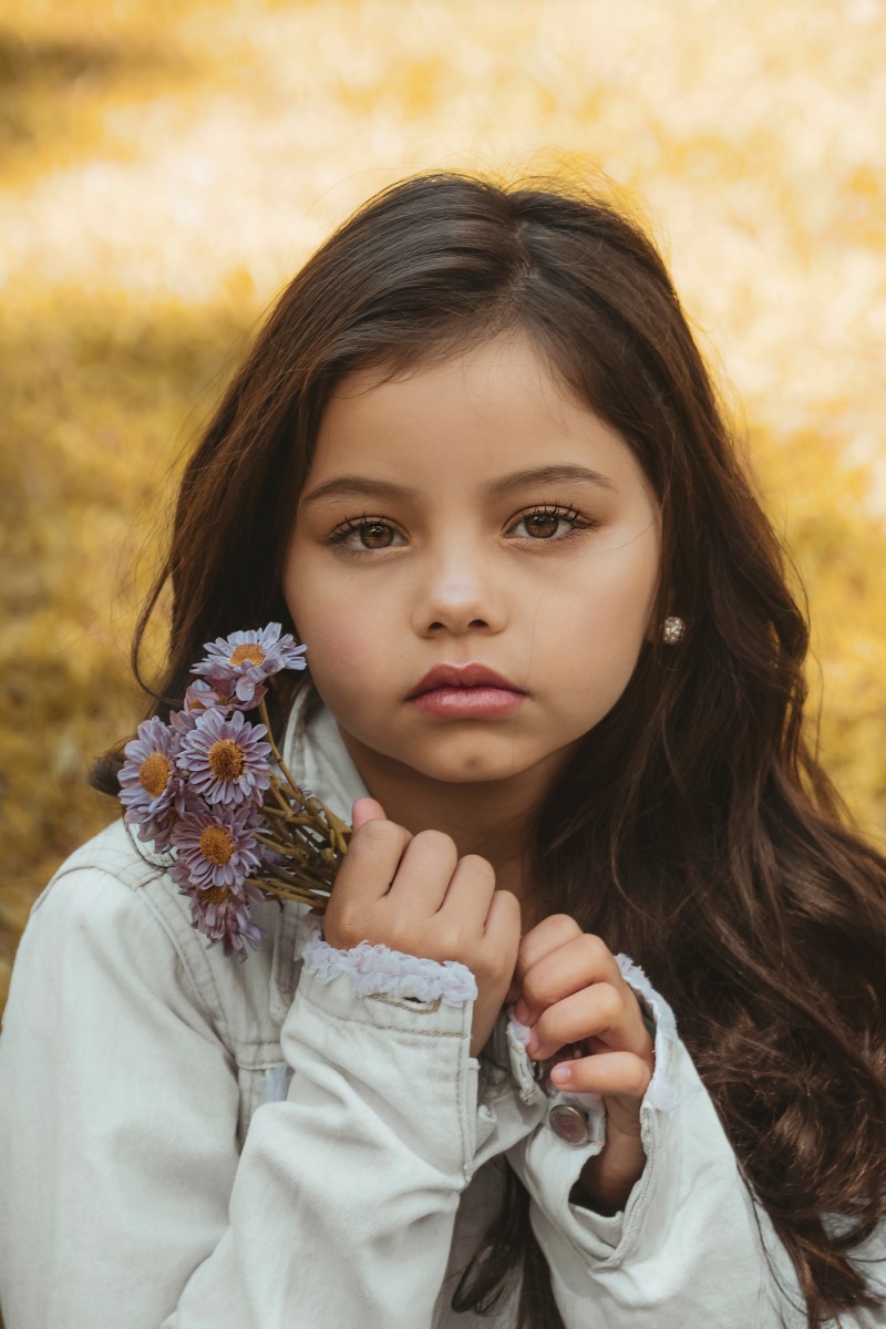 女孩抱着紫色花瓣花Girl Holding Purple Petaled Flower|adorable,beautiful girl,beauty,Child,Cute,delicate,Fashion,Flowers,girl,hair,holding,jacket,Kid,looking,model,outdoors,photoshoot,Portrait,pretty,可爱,头发,夹克,女孩,孩子,户外,拍摄,控股,时尚,模型,漂亮,漂亮的女孩,看,精致,美容,肖像,鲜花-海量高质量免版权图片素材-设计师素材-摄影图片-mitapix-美塔图像