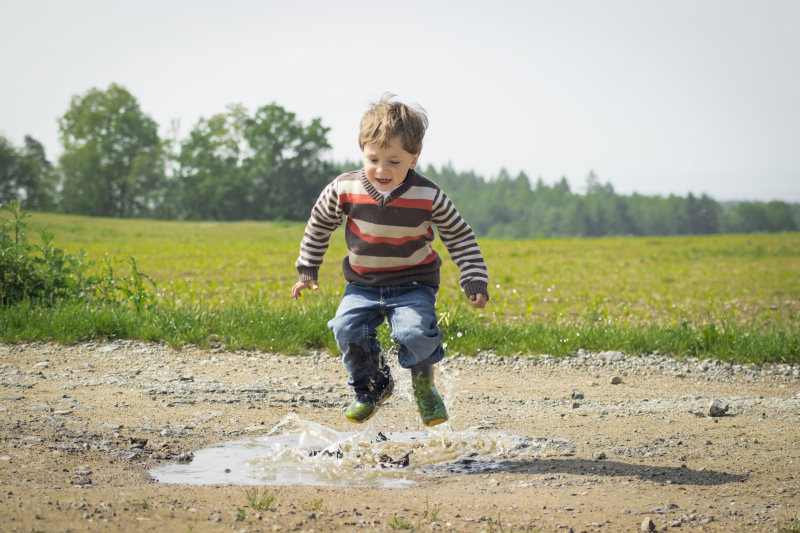 男孩在白天跳草附近Boy Jumping Near Grass at Daytime|adorable,boy,Child,childhood,Cute,Daylight,enjoyment,Field,fun,Grass,happiness,Happy,joy,jumping,Kid,leisure,lifestyle,little boy,outdoors,person,playing,puddle,recreation,rocks,summer,Water,Young,乐趣,享受,人,休闲,可爱,喜悦,夏天,娱乐,孩子,小男孩,岩石,年轻的,幸福,快乐,户外,播放,水,水坑,生活方式,男孩,白天,童年,草,跳跃,领域-海量高质量免版权图片素材-设计师素材-摄影图片-mitapix-美塔图像