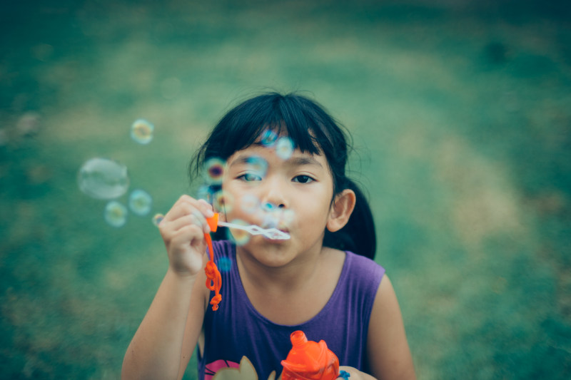 女孩特写肖像|乐趣,享受,人,可爱,夏天,天真,女孩,娱乐,孩子,家庭,小,年轻,幸福,快乐,户外,水,泡泡,爱,玩具,玩耍,肖像,闲暇-海量高质量免版权图片素材-设计师素材-摄影图片-mitapix-美塔图像