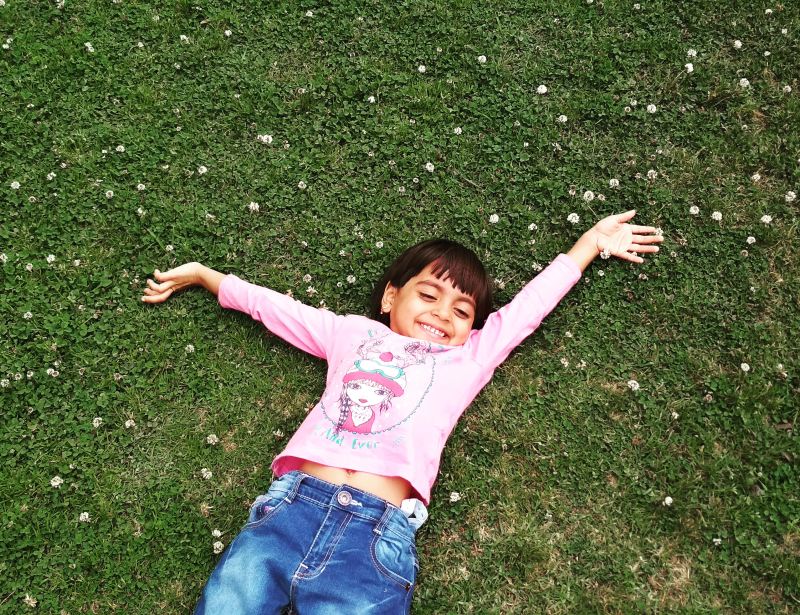 女孩躺在绿草Girl Laying On Green Grass|享受,人,休闲,可爱的,女孩,孩子,幸福,微笑,快乐,无忧无虑的,有趣的,自由,草-海量高质量免版权图片素材-设计师素材-摄影图片-mitapix-美塔图像