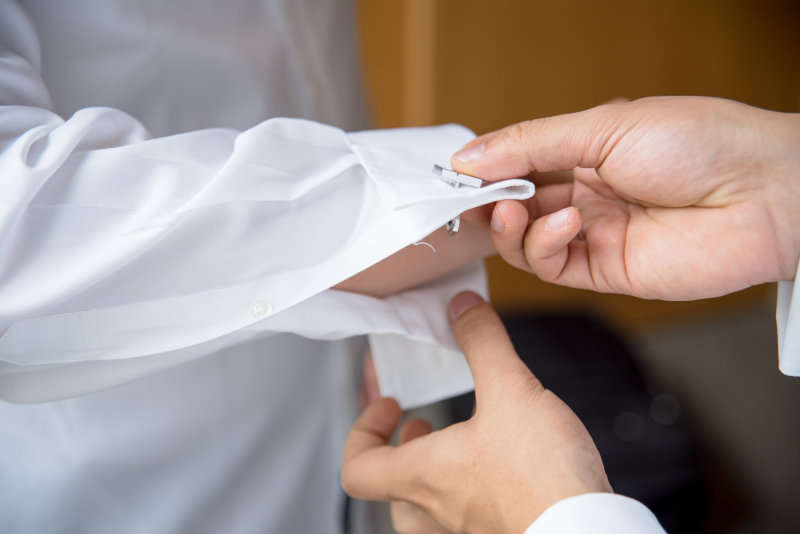 人给礼服衬衫袖扣Person Putting Cufflinks on Dress Shirt-业务,人,优雅的,健康,医疗保健,在室内,在户外,婚礼,帮助,庆祝活动,成人,手,援助,新郎,时尚,正式的,爱,特写镜头,男人,男性,白色的,白衬衫,皮肤,穿,袖扣,触摸-海量高质量免版权图片素材-设计师素材-摄影图片-mitapix-美塔图像