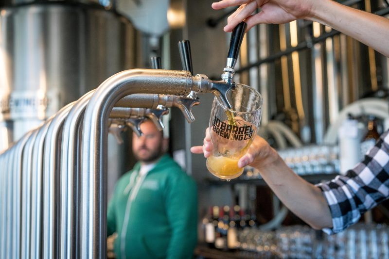 人充满饮用玻璃杯啤酒机Person Filling Drinking Glass With Beer on Tap|业务,人,利用,加油站,啤酒,喝,在室内,城市,填充,工作,成人,手,有选择性的重点,服务,杯子,模糊,水龙头,点心,玻璃,生产,男人,肖像,酒吧,酒精饮料,饮料-海量高质量免版权图片素材-设计师素材-摄影图片-mitapix-美塔图像