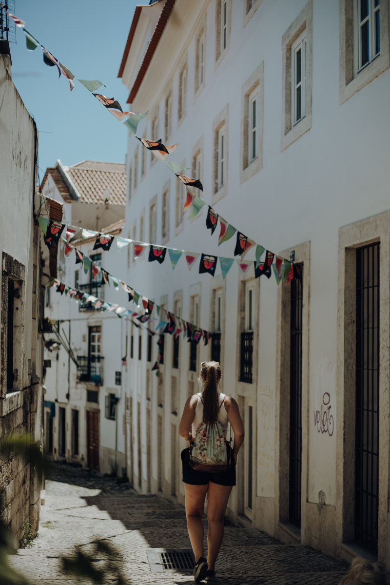 白色无袖上衣的妇女Woman in White Sleeveless Top-adult,Alley,Architecture,banderitas,Building,Daylight,flags,landscape,Lisbon,narrow,old town,outdoors,pavement,portugal,road,Street,Town,Travel,Urban,walking,wear,woman,大厦,妇女,建筑学,成人,户外,旅行,旗子,狭窄,白天,穿,老镇,胡同,葡萄牙,街道,走,路,路面,都市,里斯本,镇,风景-海量高质量免版权图片素材-设计师素材-摄影图片-mitapix-美塔图像