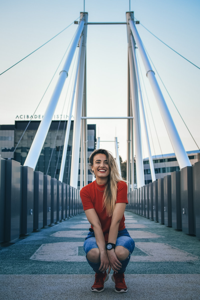 女人坐在中间的桥Woman Sitting on the Middle of the Bridge|业务,人,体系结构,在户外,城市,城市的风格,女人,女孩,建筑,快乐,性感的,成人,摆姿势,旅行,时尚,时装摄影,时装模特,桥,模型,现代,生活方式,美丽的,肖像,街,路-海量高质量免版权图片素材-设计师素材-摄影图片-mitapix-美塔图像