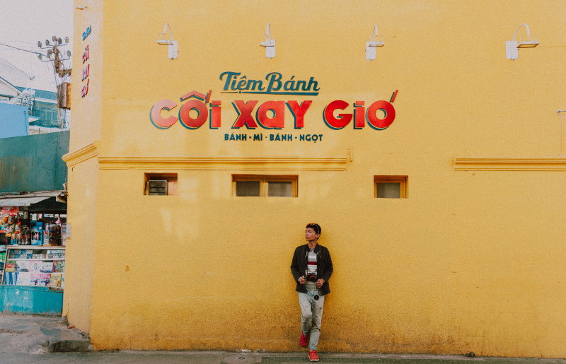 站在黄色混凝土建筑旁边的人Man Standing Beside Yellow Concrete Building|adult,Architecture,Building,City,Daylight,House,leaning,Man,outdoors,pavement,photographer,public domain images,standing,Street,tourist,Travel,Urban,vietnam,wall,倾斜,公共领域图像,城市,墙,建筑,成人,户外,房子,摄影师,旅游,旅行,男人,白天,站立,街道,越南,路面-海量高质量免版权图片素材-设计师素材-摄影图片-mitapix-美塔图像