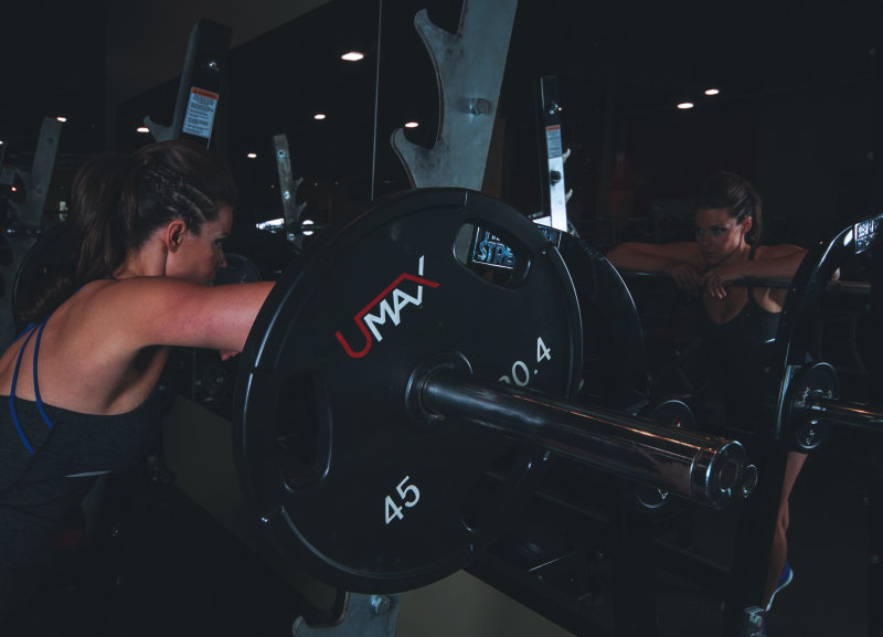 女人靠在前镜中的黑色杠铃Woman Leaning on Black Barbell in Front Mirror|adult,athlete,Body,bodybuilding,exercise,female,fit,fitness,gym,indoors,mirror,person,Reflection,training,wear,weightlifting,weights,woman,workout,workout gear,举重,人,健美,健身,健身房,反射,在室内,培训,女人,女性,成人,穿,身体,运动,运动员,适合,重量,锻炼,锻炼齿轮,镜子-海量高质量免版权图片素材-设计师素材-摄影图片-mitapix-美塔图像