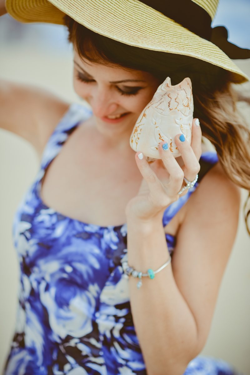 微笑的妇女佩带的帽子Smiling Woman Wearing Hat-adult,attractive,beach,Beautiful,Cute,face,Fashion,female,fun,girl,glamour,hair,Happy,hat,model,outdoors,person,pose,pretty,relaxation,sexy,shell,style,stylish,summer,woman,Young,乐趣,人,俏丽,壳,夏天,头发,女人,女孩,女性,姿势,帽子,年轻的,性感,愉快,成人,户外,放松,时尚,有吸引力,样式,模型,海滩,美丽,逗人喜爱,面孔,魅力-海量高质量免版权图片素材-设计师素材-摄影图片-mitapix-美塔图像