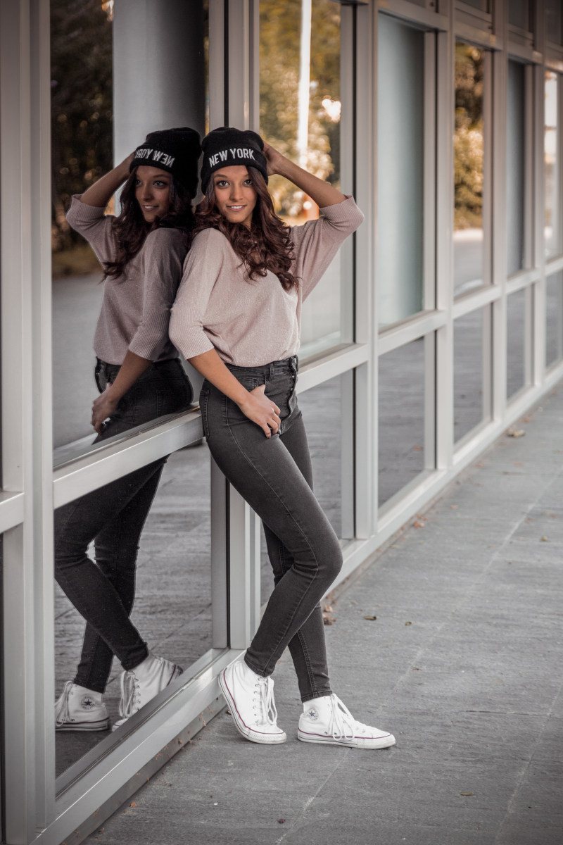 一个女人靠在窗户玻璃上的照片Photo of a Woman Leaning on Window Glass|adult,attractive,Beanie,Beautiful,beauty,bonnet,curly hair,Cute,denim,facial expression,Fashion,girl,glamour,glass,goodlooking,leaning,looking,model,person,photoshoot,pose,pretty,Reflection,sexy,Smile,smiling,sneakers,wear,window,woman,人,倾斜,卷发,反射,可爱,女人,女孩,好看,姿势,帽子,微笑,性感,成人,时尚,有吸引力,模型,漂亮,照片拍摄,牛仔布,玻璃,看,穿,窗口,美丽,美容,豆豆,运动鞋,面部表情,魅力-海量高质量免版权图片素材-设计师素材-摄影图片-mitapix-美塔图像