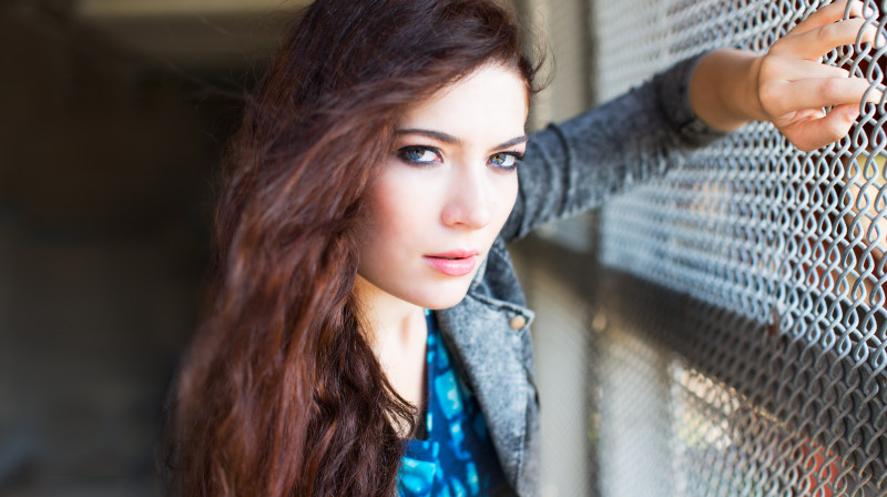 女人穿着灰色牛仔夹克靠在灰色链链接围栏在白天Woman Wearing Gray Denim Jacket Leaning on Gray Chain Link Fence at Daytime|adult,attractive,Beautiful,beauty,brunette,Cute,Daylight,denim,elegant,face,Fashion,female,girl,glamour,golden gate bridge,hair,hairstyle,lady,looking,model,People,person,photoshoot,Portrait,pose,pretty,sexy,style,wear,woman,Young,人,优雅,发型,可爱,夫人,头发,女孩,女性,妇女,寻找,年轻,性感,成人,时尚,有吸引力,构成,模型,款式,漂亮,照片拍摄,牛仔布,白天,穿,美丽,肖像,脸,金门大桥,魅力,黑发-海量高质量免版权图片素材-设计师素材-摄影图片-mitapix-美塔图像