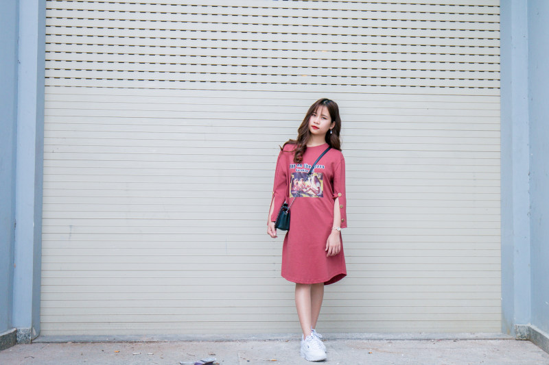 女人穿着粉色的长袖连衣裙站在墙后面Woman Wearing Pink Long-sleeved Dress Standing Behind the Wall|adult,attractive,Beautiful,beauty,casual,Cute,door,dress,Fashion,female,girl,happiness,lady,lifestyle,model,outdoors,person,photoshoot,Portrait,pose,pretty,Smile,Urban,wear,window,woman,Young,人,休闲,可爱,城市,女孩,女性,妇女,年轻,幸福,微笑,成人,户外,拍摄,时尚,有吸引力,服饰,构成,模型,漂亮,生活方式,由,磨损,窗口,美丽,美容,肖像,那位女士-海量高质量免版权图片素材-设计师素材-摄影图片-mitapix-美塔图像