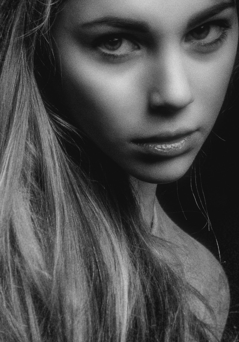 女人脸特写照片的灰度照片Greyscale Photo of Woman Face Closeup Photo|adult,attractive,Beautiful,beauty,blackandwhite,closeup,dark,face,Fashion,girl,hair,hairstyle,lady,lips,model,person,photoshoot,Portrait,pose,pretty,studio,style,woman,人,发型,嘴唇,头发,女人,女士,女孩,工作室,成人,拍摄,时尚,有吸引力,构成,模型,漂亮,特写,美丽,肖像,脸,风格,黑暗,黑白-海量高质量免版权图片素材-设计师素材-摄影图片-mitapix-美塔图像