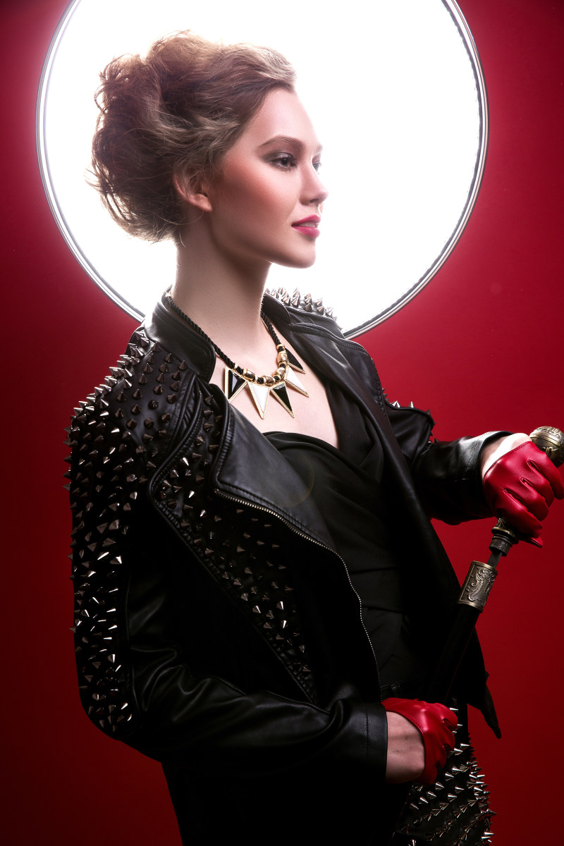 女人抱着剑Photo of Woman Holding Sword|adult,attractive,Beautiful,beauty,face,Fashion,fashionable,female,girl,glamour,gloves,hair,jewelry,lady,leather jacket,Light,model,necklace,person,photoshoot,pose,posture,pretty,royalty free images,sexy,style,sword,weapon,wear,woman,人,光,剑,头发,女人,女士,女孩,女性,姿势,姿势的照片,性感,成人,手套,拍摄,时尚,有吸引力,模型,武器,漂亮,版税免费图像,珠宝,皮夹克,穿,美丽,美容,脸,项链,风格,魅力-海量高质量免版权图片素材-设计师素材-摄影图片-mitapix-美塔图像