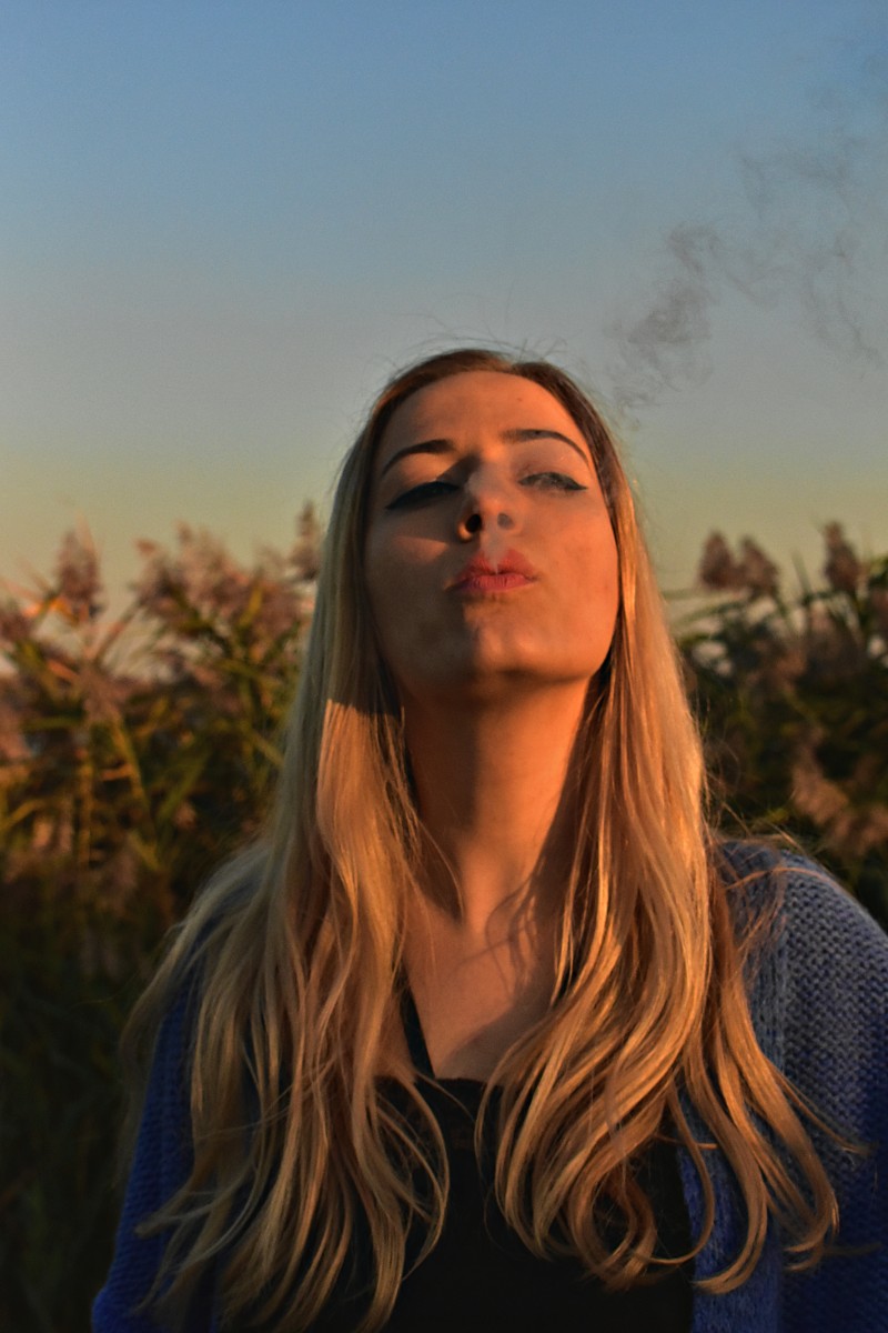 女人吸烟的照片Photo Of Woman Smoking|人,吸烟,吸烟者,在户外,夫人,头发,女,女人,成人,拍的,有吸引力的,模型,漂亮的,烟,的脸,美,美丽的,肖像,金发女郎,金发碧眼的,魅力-海量高质量免版权图片素材-设计师素材-摄影图片-mitapix-美塔图像