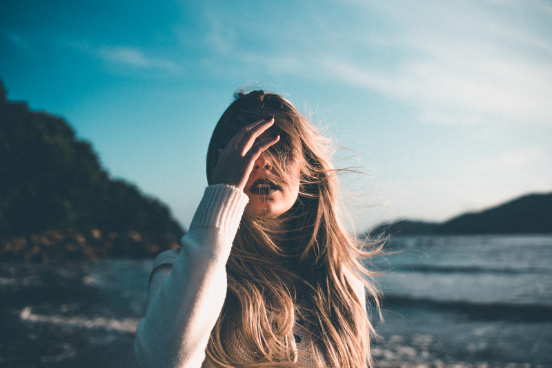 女人穿着白色毛衣的特写照片Close-Up Photo of Woman Wearing White Sweater|在户外,夫人,头发,女,女人,成人,手,拍的,景深,有吸引力的,模型,模糊,毛衣,浅黑肤色的女人,漂亮的,焦点,特写镜头,美,美丽的,覆盖-海量高质量免版权图片素材-设计师素材-摄影图片-mitapix-美塔图像