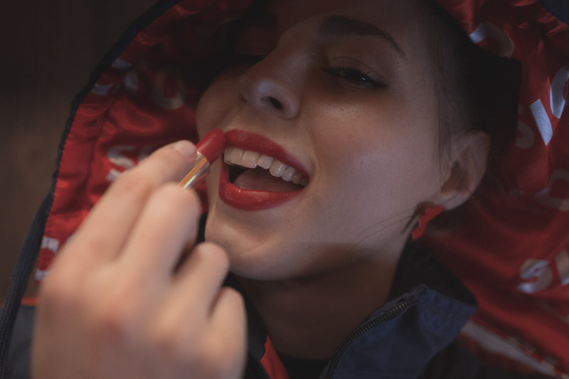 女人把红色口红的照片Photo of Woman Putting Red Lipstick|人,化妆,口红,可爱的,嘴唇,夫人,女,女人,微笑,快乐,成人,手,拍的,有吸引力的,模型,模糊,漂亮的,焦点,牙齿,特写镜头,的脸,红色的嘴唇,美,美丽的,面部表情,魅力-海量高质量免版权图片素材-设计师素材-摄影图片-mitapix-美塔图像